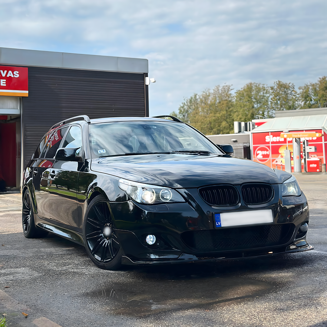Double Slat front grilles set for BMW E60 / E61, black gloss Double Slat front grilles set for BMW E60 / E61, black gloss tuning parts on the car from the right side