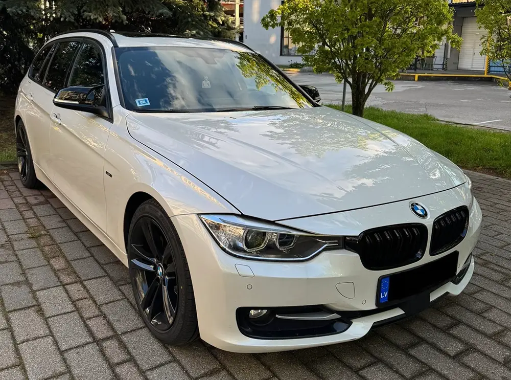 BMW F30 / F31 M Style priekšējās restes un spoguļu uzlikas BMW F30 / F31 M Style priekšējās restes un spoguļu uzlikas, melnas, glancētas