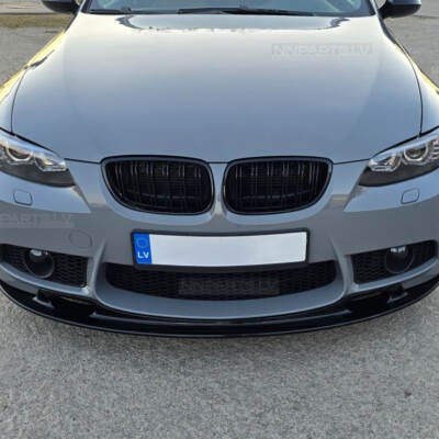 BMW E92 / E93 Pre-LCI M Style priekšējās restes, melnas, dubultās nāsis uz auto pa vidu
