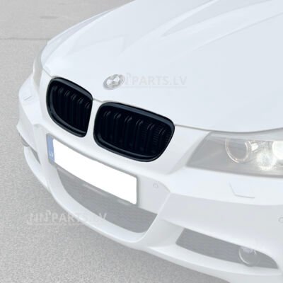 BMW E90 / E91 LCI M Style priekšējās restes, nāsis, melnas, glancētas uz auto