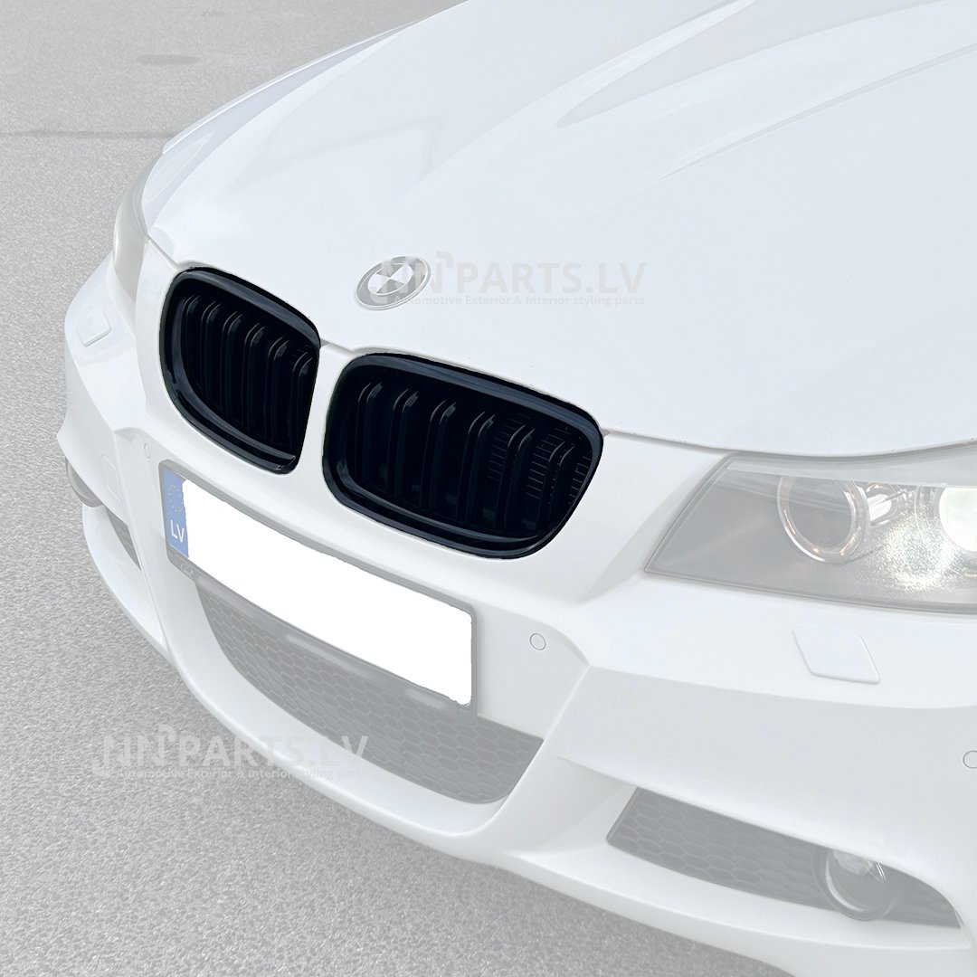BMW E90 / E91 LCI M Style priekšējās restes BMW E90 / E91 LCI M Style priekšējās restes, nāsis, melnas, glancētas uz auto