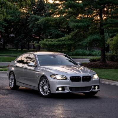 BMW F10 / F11 M Style priekšējās restes, dubultās nāsis, melnas, glancētas