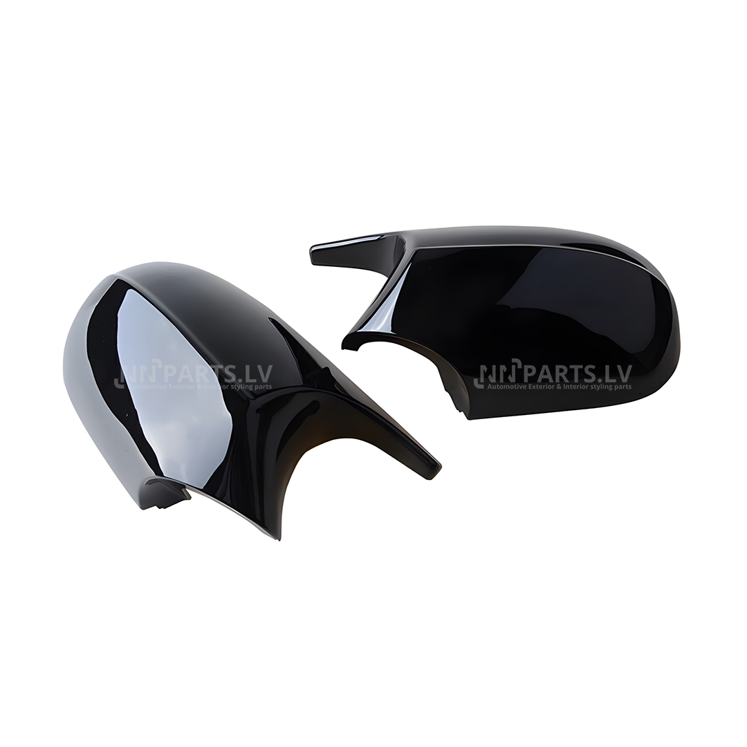 BMW E81 / E82 / E87 / E88 / E90 / E91 / E92 / E93 LCI M Style spoguļu uzlikas bmw e81 e82 e87 e88 un e90 e91 e92 e93 lci facelift m3 style spoguļu uzlikas no priekšas skata. Tās ir melnas, glancētas uz balta fona.