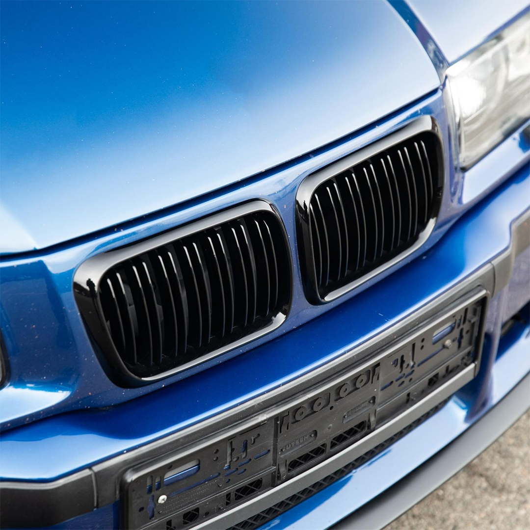 BMW E36 LCI M Style priekšējās restes BMW E36 LCI M Style priekšējās restes, nāsis, melnas, glancētas tuning detaļas pa vidu
