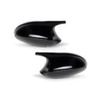 bmw e81 e82 e87 e88 un e90 e91 e92 e93 pre lci m3 style spoguļu uzlikas no priekšas skata. Tās ir melnas, glancētas uz balta fona.