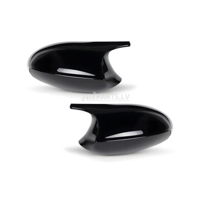 bmw e81 e82 e87 e88 un e90 e91 e92 e93 pre lci m3 style spoguļu uzlikas no priekšas skata. Tās ir melnas, glancētas uz balta fona.