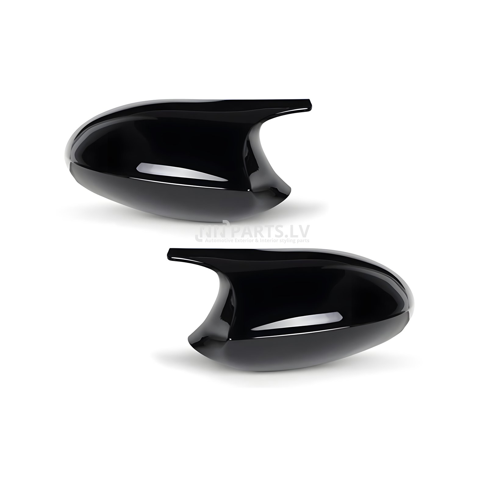 BMW E81 E82 E87 E88 E90 E91 E92 E93 Pre LCI M Style spoguļu uzlikas bmw e81 e82 e87 e88 un e90 e91 e92 e93 pre lci m3 style spoguļu uzlikas no priekšas skata. Tās ir melnas, glancētas uz balta fona.