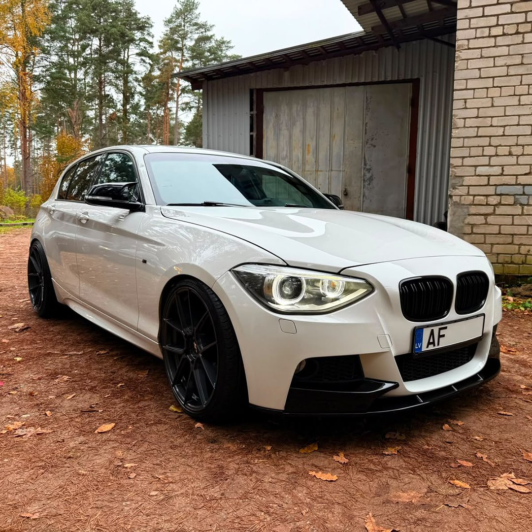BMW F20 / F21 Pre-LCI M Sport priekšējā bampera uzlika ar splitteriem BMW F20 / F21 Pre-LCI M Sport priekšējā bampera uzlika ar splitteriem uz auto