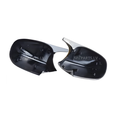 bmw e81 e82 e87 e88 un e90 e91 e92 e93 lci facelift m3 style spoguļu uzlikas no iekšpuses. Tās ir melnas, glancētas uz balta fona.