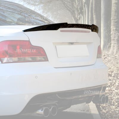 melns, spīdīgs bmw 1. sērijas e82 coupe aizmugurējais spoileris uz balta auto no aizmugures