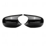 bmw e81 e82 e87 e88 un e90 e91 e92 e93 lci facelift m3 style spoguļu uzlikas no priekšas skata. Tās ir melnas, glancētas uz balta fona.