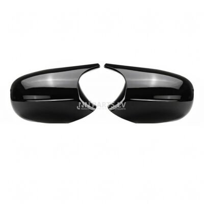 bmw e81 e82 e87 e88 un e90 e91 e92 e93 lci facelift m3 style spoguļu uzlikas no priekšas skata. Tās ir melnas, glancētas uz balta fona.