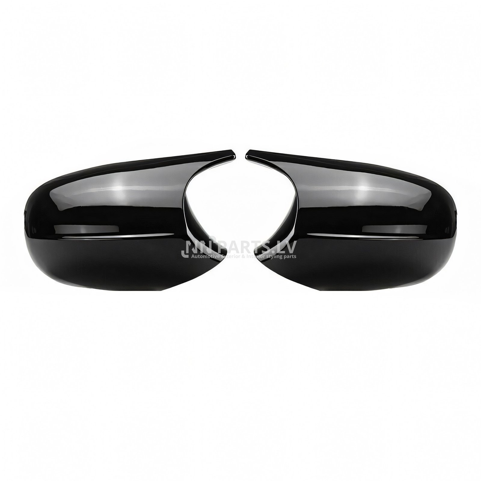 BMW E81 / E82 / E87 / E88 / E90 / E91 / E92 / E93 LCI M Style spoguļu uzlikas bmw e81 e82 e87 e88 un e90 e91 e92 e93 lci facelift m3 style spoguļu uzlikas no priekšas skata. Tās ir melnas, glancētas uz balta fona.