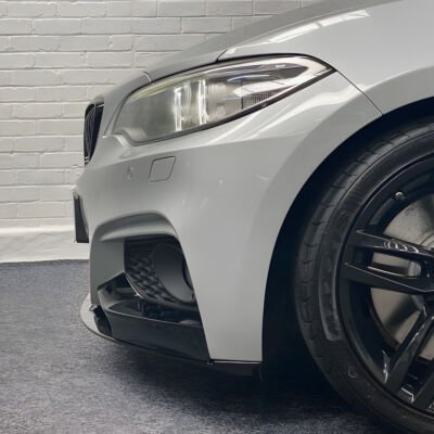 BMW F22/F23 M Sport priekšējā bampera uzlika lūpa melna glancēta no sāna skata uz atuo