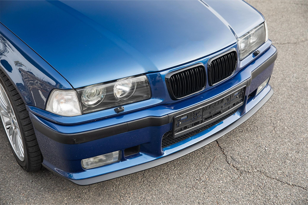 BMW E36 Pre LCI M Style priekšējās restes BMW E36 LCI M Style priekšējās restes, nāsis, melnas, glancētas tuning detaļas uz auto no sāna