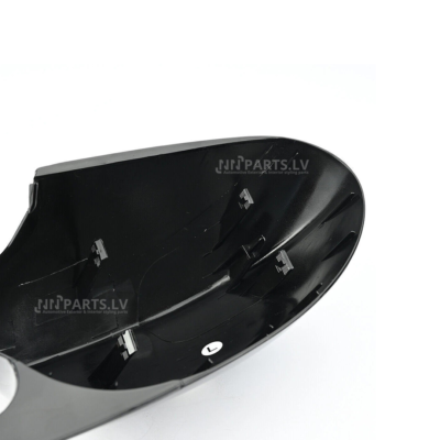 bmw e81 e82 e87 e88 un e90 e91 e92 e93 pre lci m3 style spoguļu uzlikas no iekšpuses. Tās ir melnas, glancētas uz balta fona.