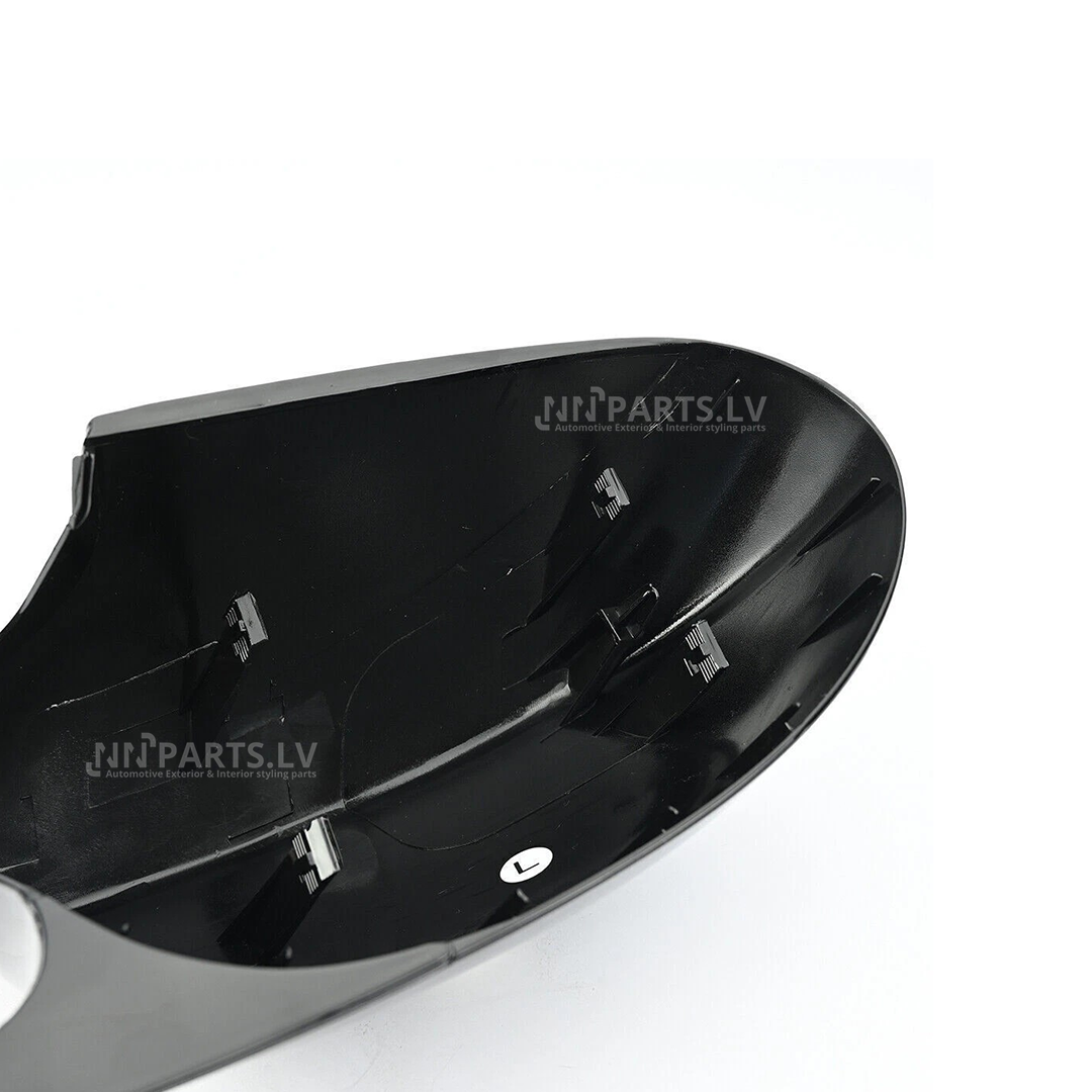 BMW E81 E82 E87 E88 E90 E91 E92 E93 Pre-LCI M Style spoguļu uzlikas bmw e81 e82 e87 e88 un e90 e91 e92 e93 pre lci m3 style spoguļu uzlikas no iekšpuses. Tās ir melnas, glancētas uz balta fona.