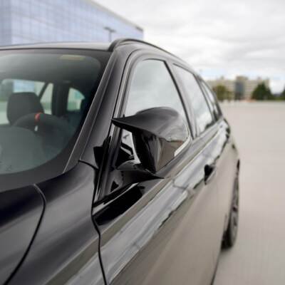 BMW F20 / F22 / F30 / F31 / F32 / F34 / E84 M Style spoguļu uzlikas uz auto nolocītas