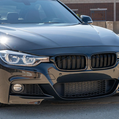BMW F30 / F31 M Style priekšējās restes, nāsis, melnas, glancētas tuning detaļas uz auto no sāna