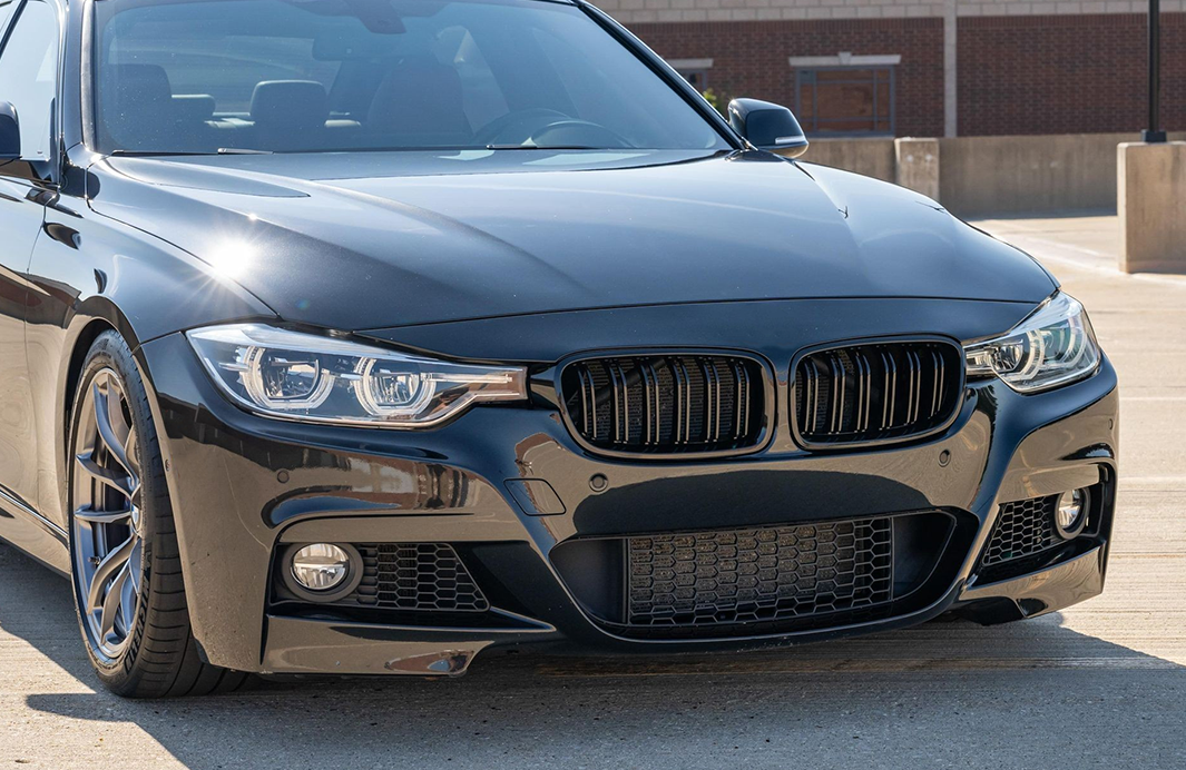 BMW F30 / F31 M Style priekšējās restes BMW F30 / F31 M Style priekšējās restes, nāsis, melnas, glancētas tuning detaļas uz auto no sāna