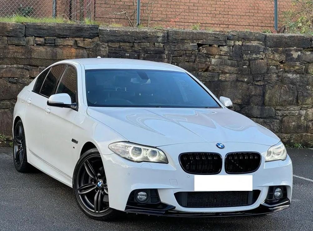 BMW F10 / F11 M Sport BMW F10 / F11 M Sport priekšējā bampera uzlika, melna, glancēta, uz auto