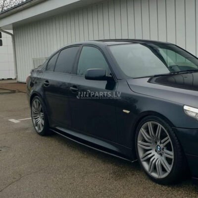 BMW E60 / E61 M Sport sliekšņu uzlikas, melnas, glancētas uz auto no sāna