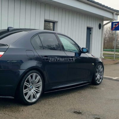 BMW E60 / E61 M Sport sliekšņu uzlikas, melnas, glancētas uz auto