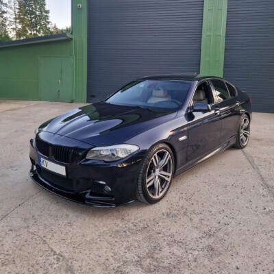 BMW F10 / F11 M Sport priekšējā bampera uzlika, lūpa, melna glancēta tuning detaļa ar splitteriem