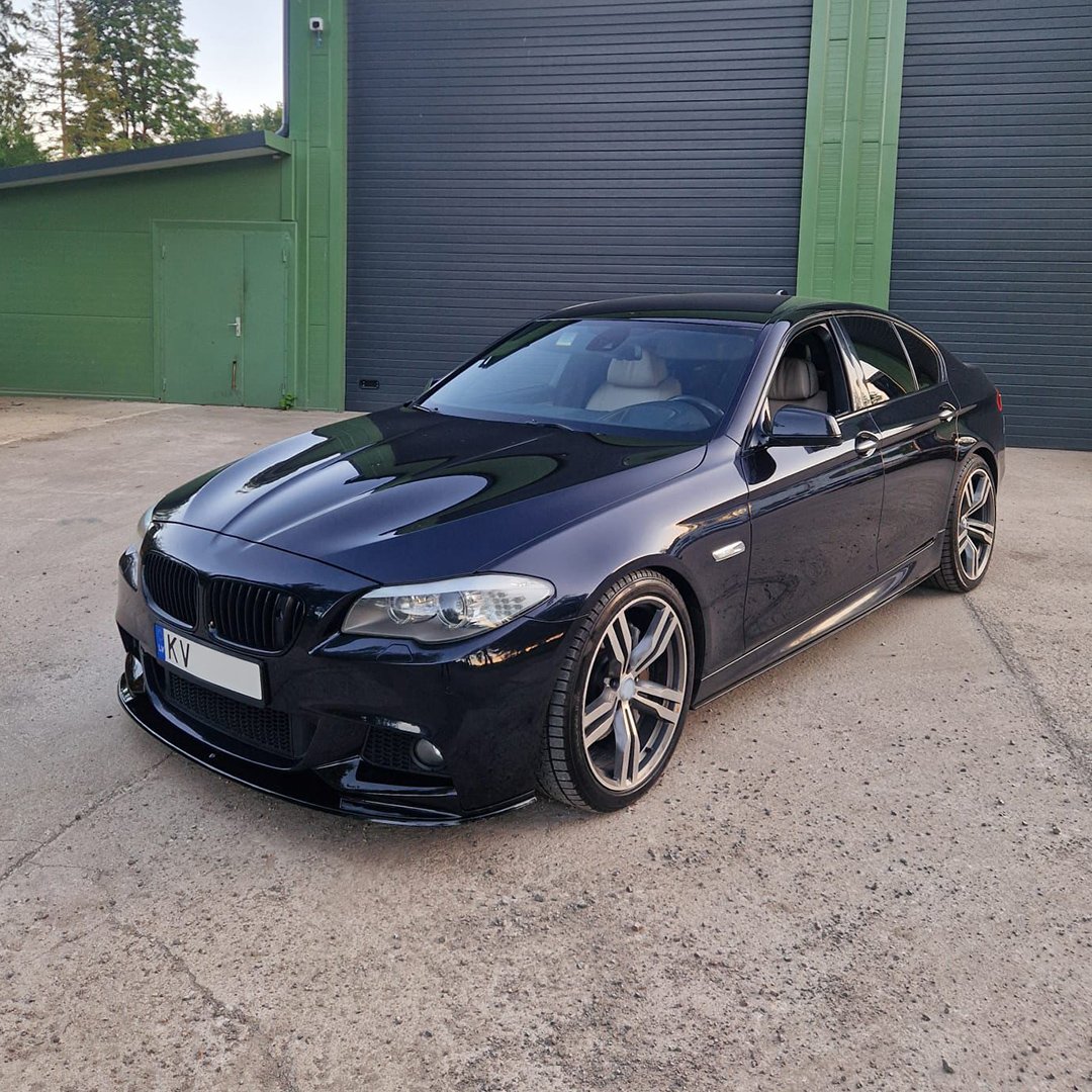 BMW F10 / F11 M Sport BMW F10 / F11 M Sport priekšējā bampera uzlika, lūpa, melna glancēta tuning detaļa ar splitteriem