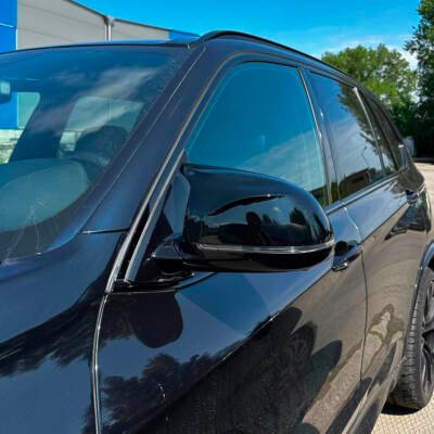 BMW F15 / F16 / F25 LCI / F26 M Style spoguļu uzlikas, melnas, glancētas tuning detaļas uz auto pa vidu