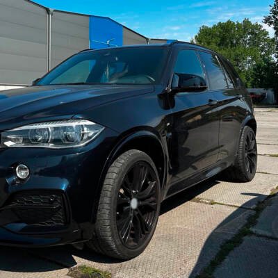 BMW F15 / F16 / F25 LCI / F26 M Style spoguļu uzlikas, melnas, glancētas tuning detaļas uz auto no sāna