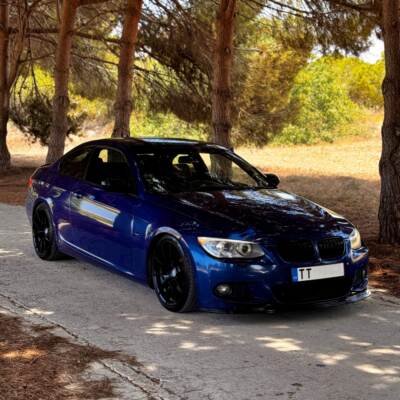 BMW E92 / E93 LCI M Sport priekšējā bampera uzlika, lūpa, melna, glancēta tuing detaļa uz auto pa labi