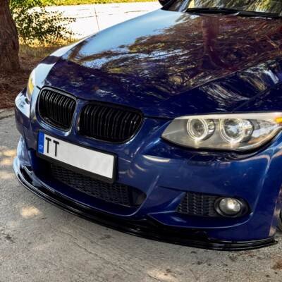 BMW E92 / E93 LCI M Sport priekšējā bampera uzlika, lūpa, melna, glancēta tuing detaļa uz auto pa kreisi