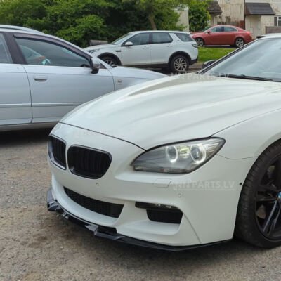 BMW F06 / F12 / F13 W Style priekšējā bampera uzlika, lūpa, melna glancēta uz auto