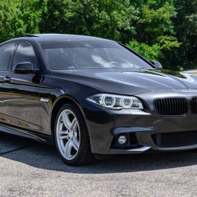 BMW F10 / F11 priekšējās restes, black gloss uz auto no sāna