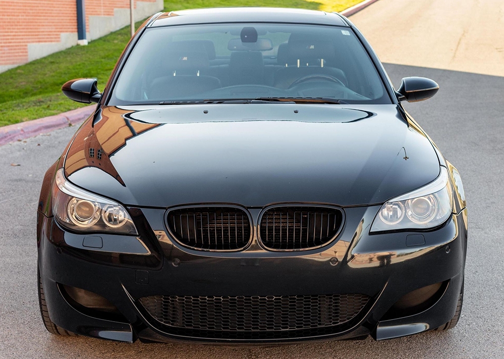 BMW E60 / E61 priekšējās restes, black gloss BMW E60 / E61 priekšējās restes, black gloss, nāsis, tuning detaļas uz auto