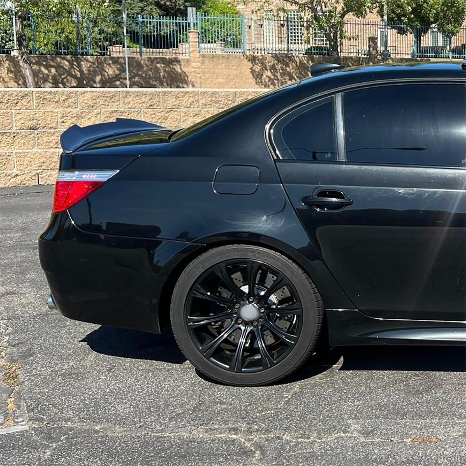 BMW E60 PSM Style bagāžnieka spoileris BMW E60 PSM Style bagāžnieka spoileris, melns, glancēts, tuning detaļas uz bmw e60