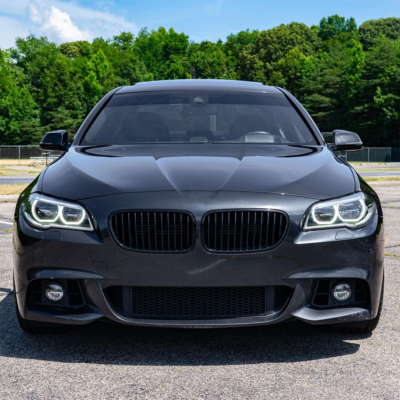 BMW F10 / F11 priekšējās restes, black gloss uz auto no priekšas