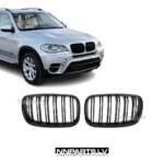BMW E70 / E71 M Style priekšējās restes, dubultās nāsis, melnas, glancētas tuning detaļas uz auto pa vidu