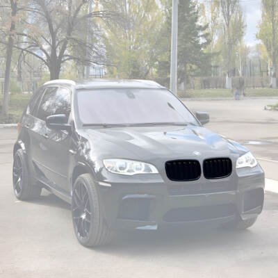 BMW E70 / E71 M Style priekšējās restes, melnas, glancētas dubultās uz auto