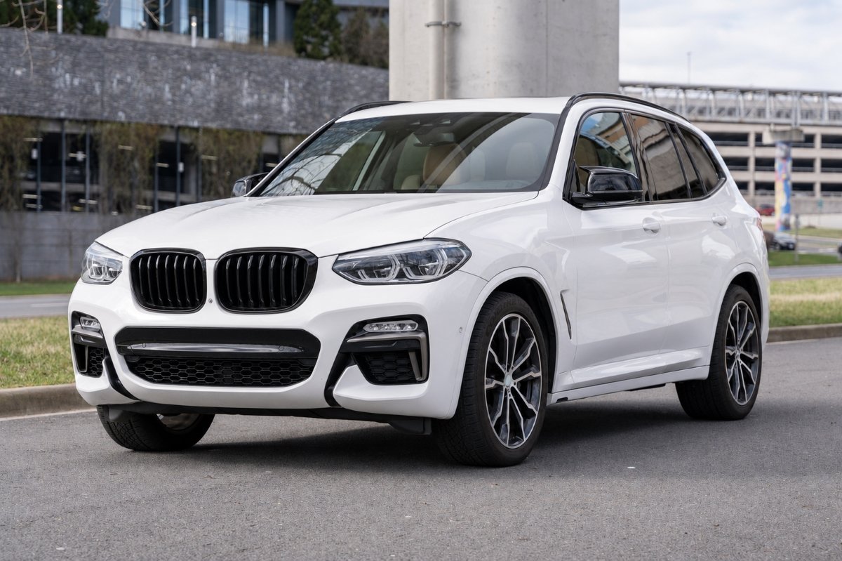 BMW G01 X3 / G02 X4 Pre-LCI priekšējās restes BMW G01 X3 / G02 X4 Pre-LCI priekšējās restes, nāsis, melnas, glancētas tuning detaļas uz auto no sāna
