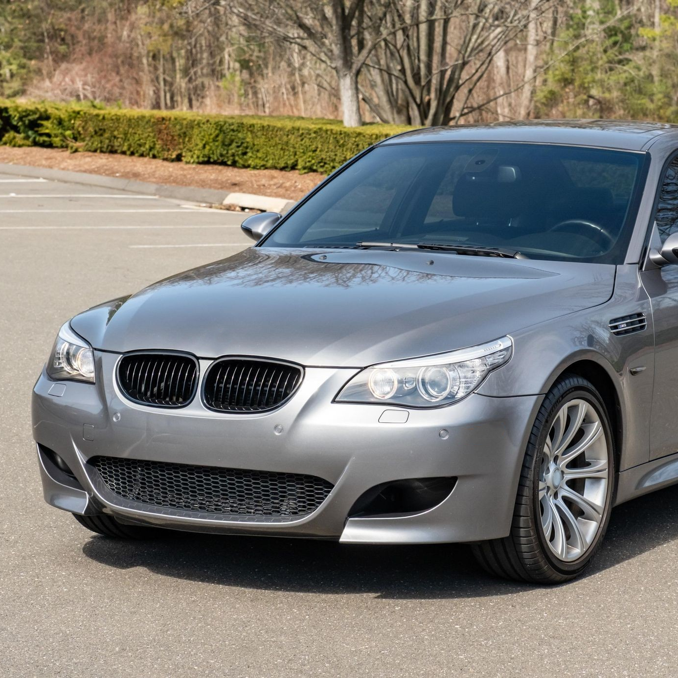 BMW E60 / E61 priekšējās restes, black gloss BMW E60 / E61 priekšējās restes, black gloss, nāsis, melnas, glancētas tuning detaļas uz auto no sāna