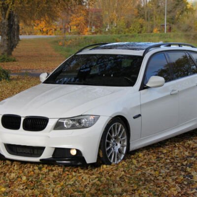 BMW E90 / E91 LCI M Sport priekšējā bampera spiltteri uz auto