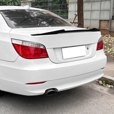 BMW E60 PSM Style bagāžnieka spoileris, melns glancēts uz auto