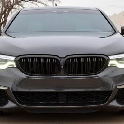 BMW G30 / G31 Pre-LCI Performance priekšējās restes uz auto pa vidu