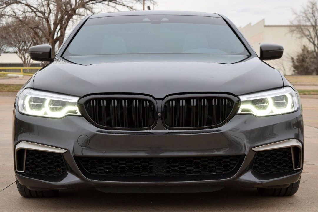 BMW G30 / G31 Pre-LCI Performance priekšējās restes BMW G30 / G31 Pre-LCI Performance priekšējās restes uz auto pa vidu