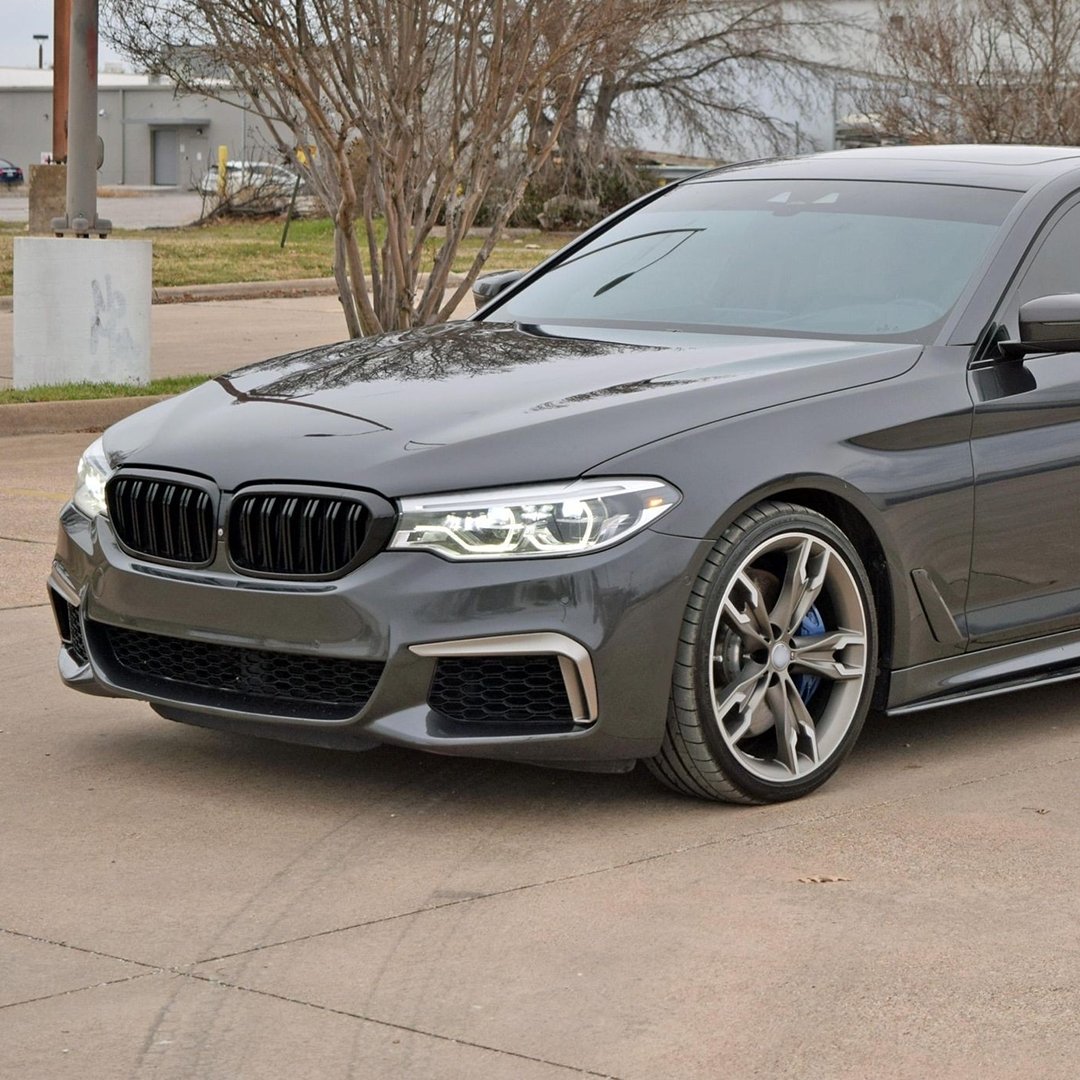 BMW G30 / G31 Pre-LCI Performance priekšējās restes BMW G30 / G31 Pre-LCI Performance priekšējās restes uz auto no sāna