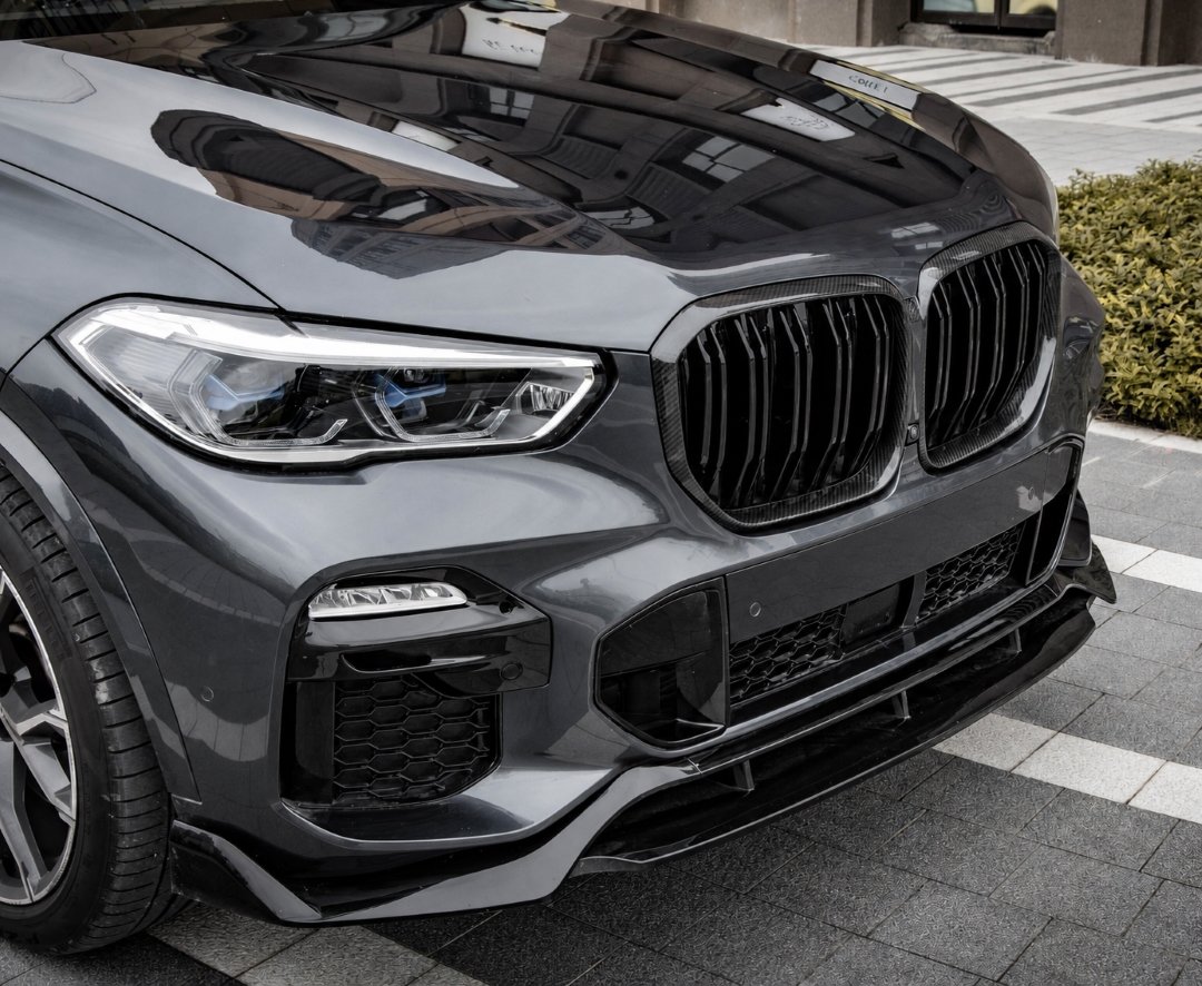 BMW X5 G05 Pre-LCI Aero Performance priekšējā bampera uzlika BMW X5 G05 Pre-LCI Aero Performance priekšējā bampera uzlika, lūpa, splitteris, melna, glancēta tuning detaļa uz auto pa labi