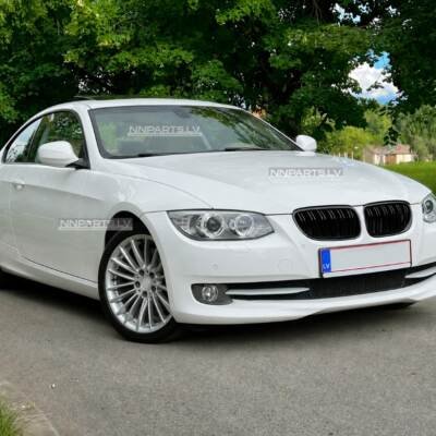 BMW E92 / E93 LCI M Style priekšējās restes uz auto no sāna