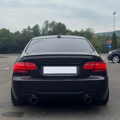 BMW E92 Coupe M3-Style bagāžnieka spoileris, melns, spīdīgs uz auto